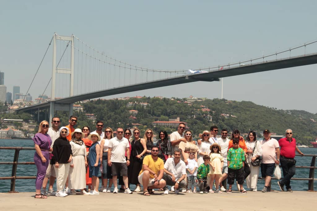 تصویر تورگروهی استانبول با پل بغاز
